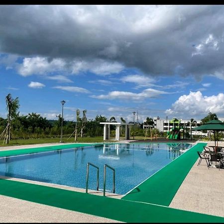Condo In Clark Pampanga Beside Hilton Hotel And Casino Fort Stotsenburg エクステリア 写真